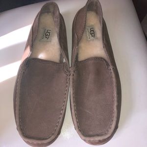 Distresses NEW UGG Slippers